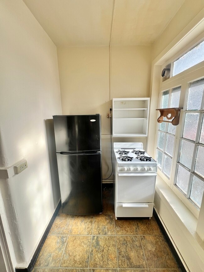 Experimente una vida eficiente con esta área de cocina cuidadosamente diseñada. - Cross Apartments