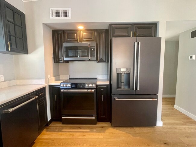 Kitchen with Mate Black appliances - 3826 Harold Ave
