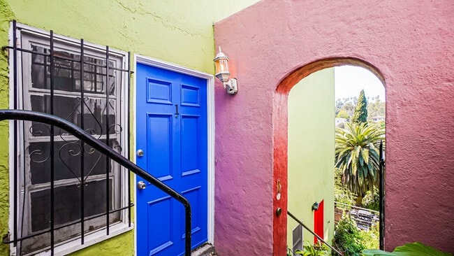 Photo - 2065-2067 1/2 Ivar Unit 2065 1/2 Ivar Ave