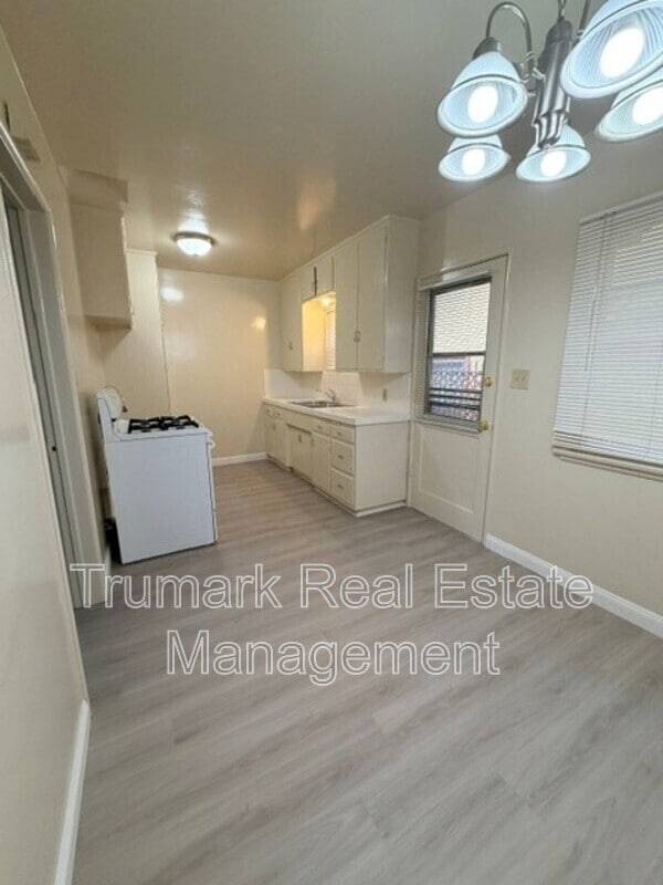 Photo - 2511.5 Montrose Ave