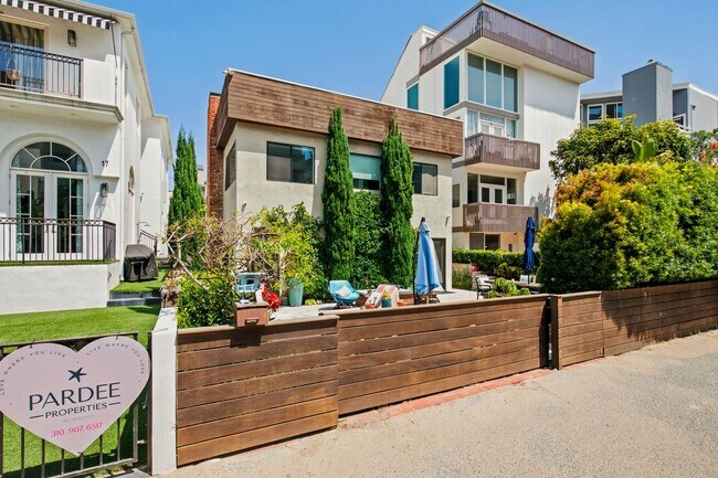 21-23 Privateer Street