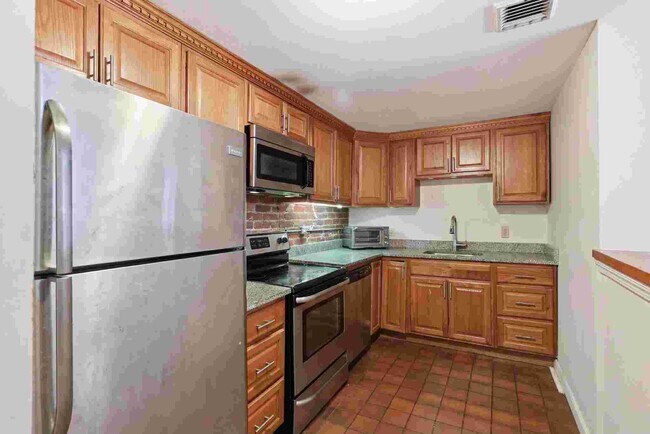 Photo - 103 Gainsborough St Unidad #005E