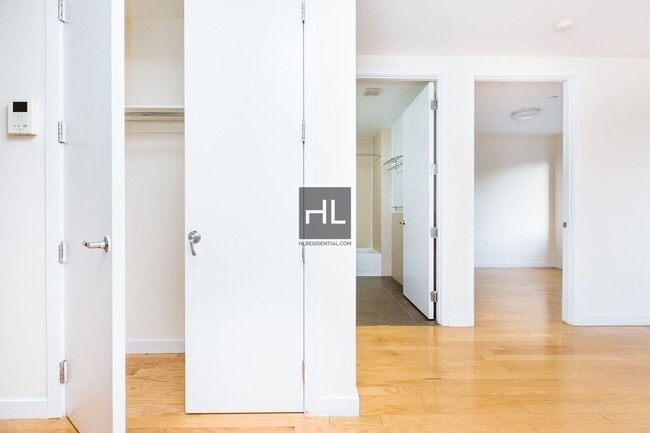 Building Photo - METROPOLITAN AVENUE Rental