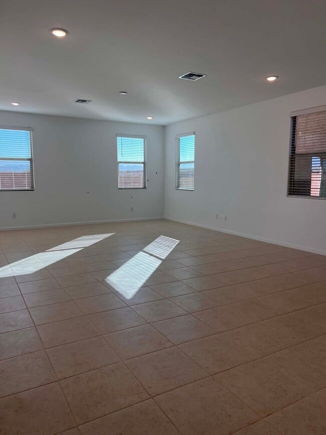 Photo - 34713 Kelvin Way