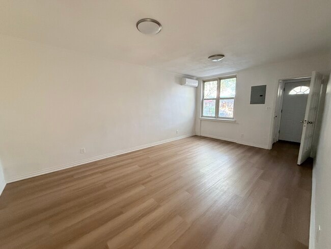 Building Photo - 238 Bay 22nd St Unit 2