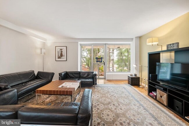 Building Photo - 1435 4th St SW Unit B211