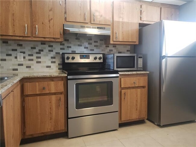 Building Photo - 109 Lake Emerald Dr Unit 107