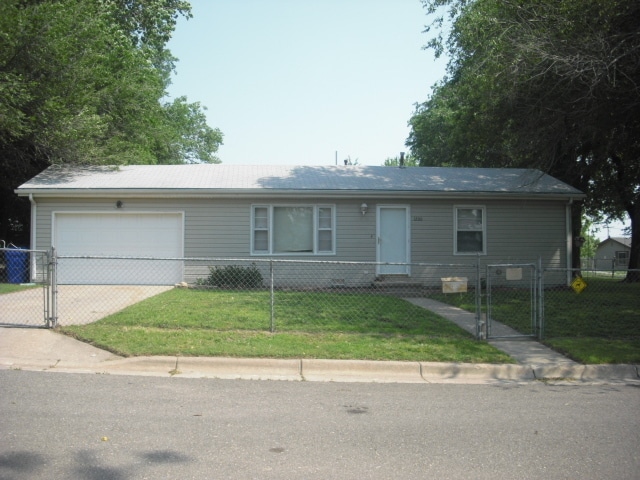 Building Photo - Fenced In Yard!