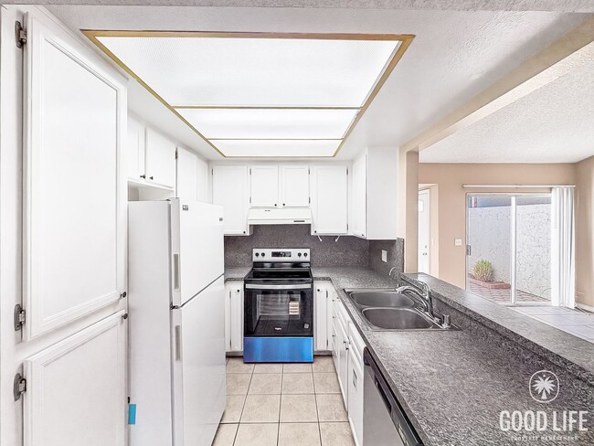 Building Photo - Great 2B/2BA Townhome in Escondido w/ AC, ...