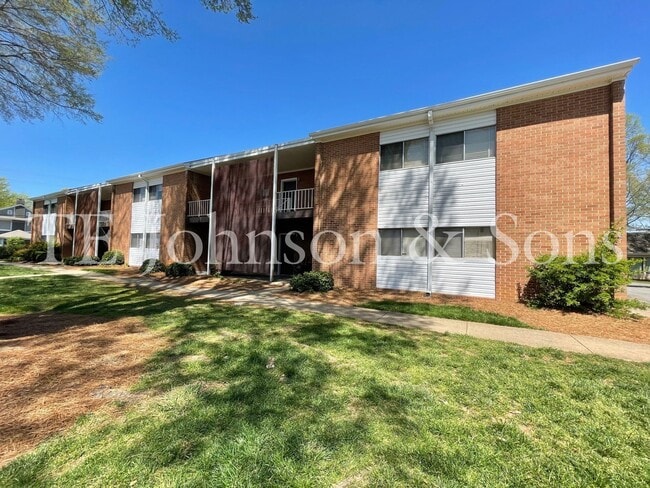 Photo - 1 Bedroom Minutes from The School of the A... Unidad 2001 S Main 207