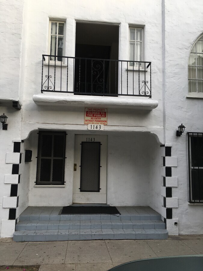 Entrance to Building - 1143 N Coronado St Unit 102