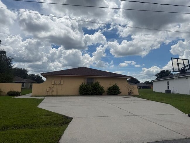 Building Photo - Duplex in Poinciana