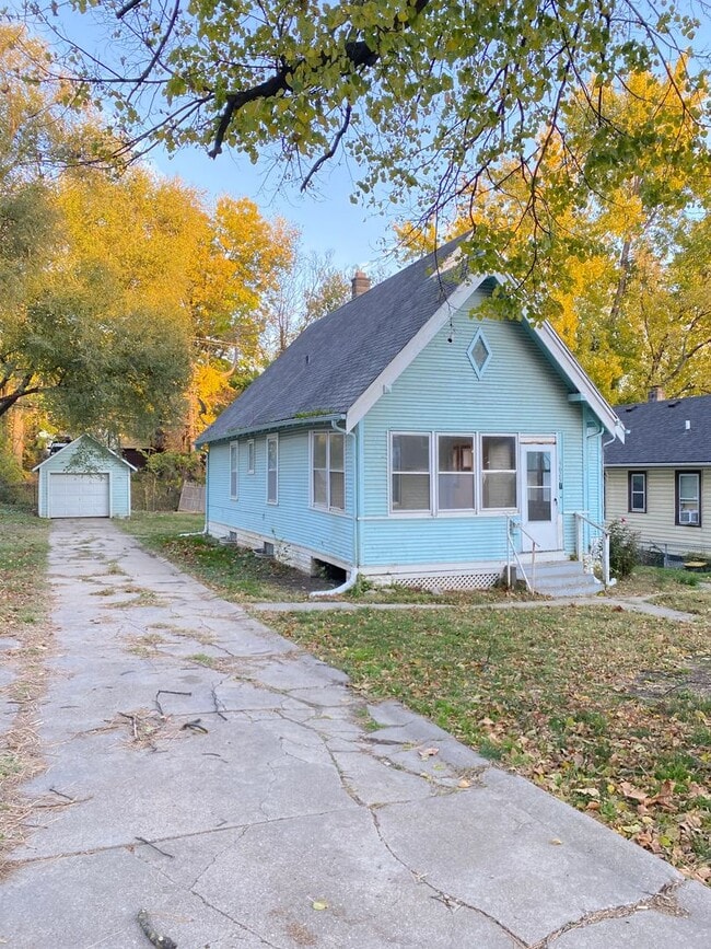 Building Photo - 3 bed 1 bath with a detached garage and la...
