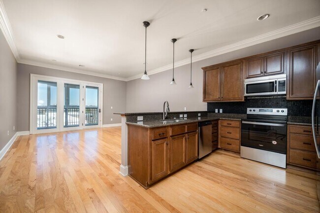 Photo - 820 N Thompson Ln Condo