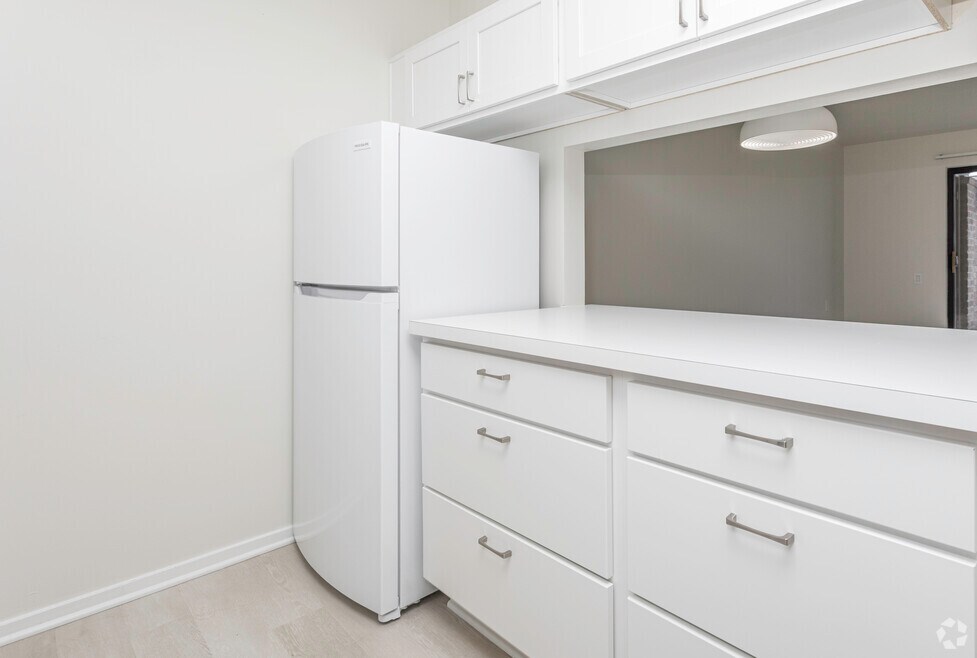 1BR, 1BA - 700 SF