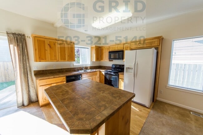 Building Photo - Beautiful 3BR Townhome