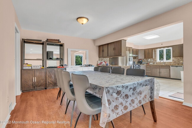 Photo - 872 Red Oaks Dr