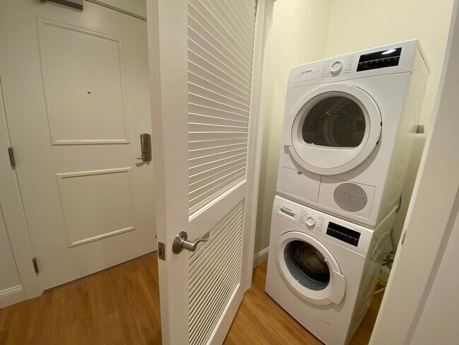 Photo - 875 Elm St Unidad 802