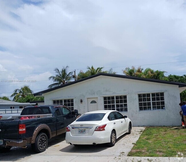 Building Photo - 9845 SW 212th St Rental