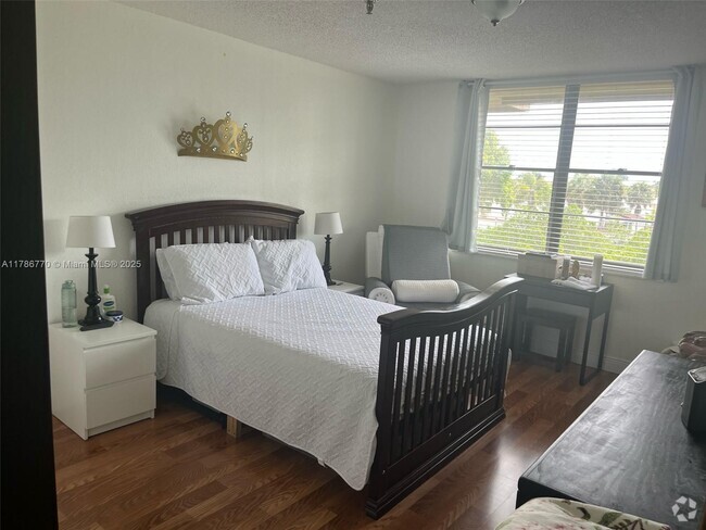 Building Photo - 661 NE 195th St Unit 305 Rental