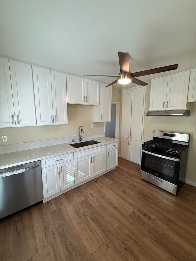 Photo - Completely Remodeled 2 Bedroom, 1 Bathroom... Unidad s10157-10161