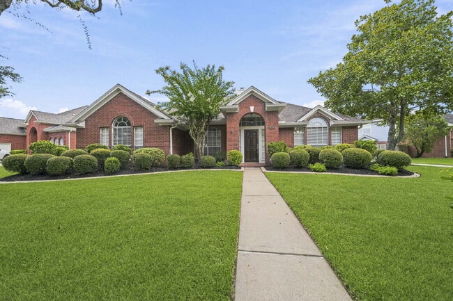 Building Photo - Refreshed 4-Bedroom in New Territory with New Paint, New Floors, and Lawn Care Included.