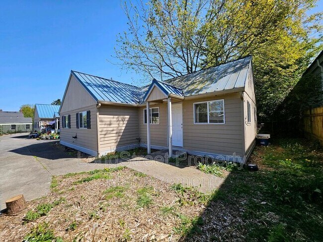 Building Photo - 4553 NE 105th Ave Unit 2