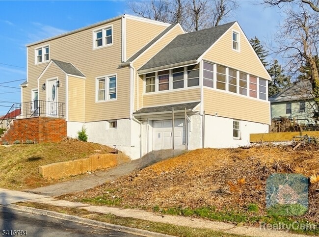 Building Photo - 631 Elm St