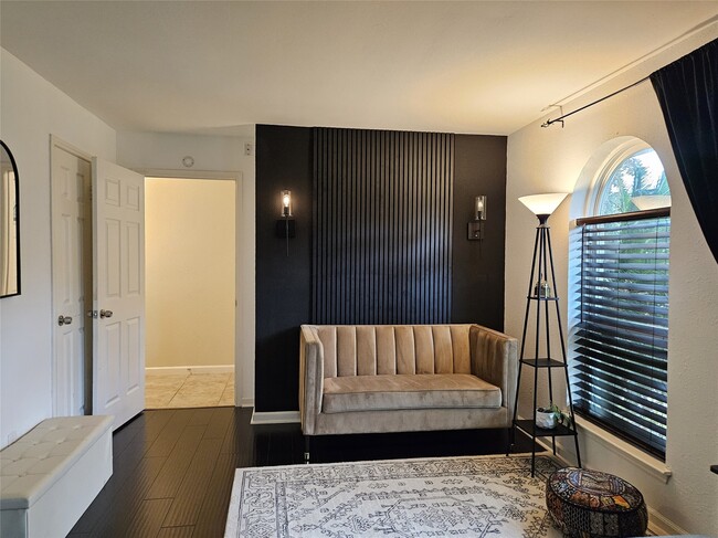 Photo - 1806 Saxony Ln