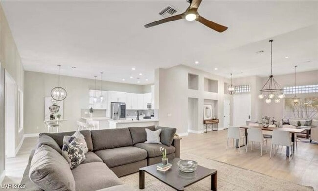 Building Photo - 2608 Desert Sands Dr