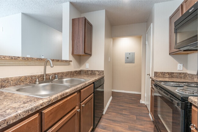 2BR, 2BA - 916SF - Kitchen