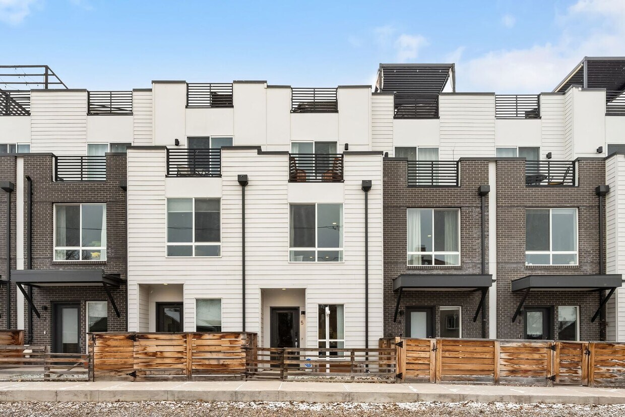 Modern 2-Bedroom Rowhome with Rooftop Moun... - Modern 2-Bedroom Rowhome with Rooftop Moun...