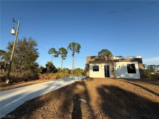 Photo - 133 Nacelle Ave S