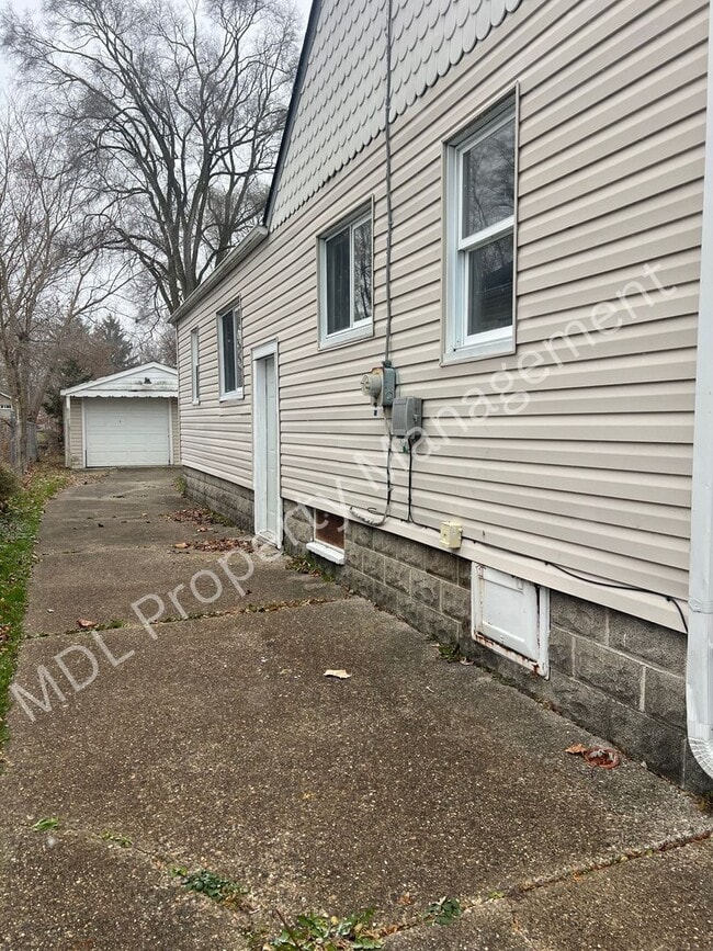 Photo - 3 bed Home with Garage- Available Now!