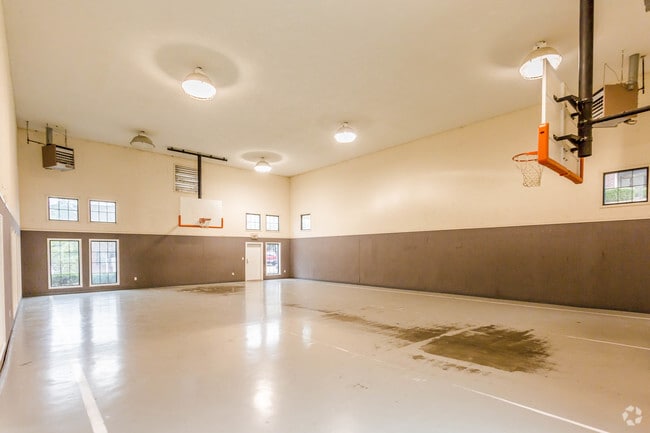 Cancha de baloncesto cubierta - Pinnacle Ridge Apartments