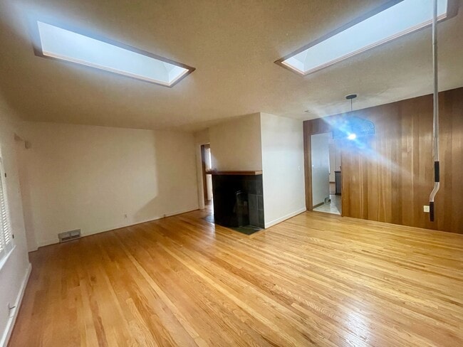 Photo - 3245 31st Ave W