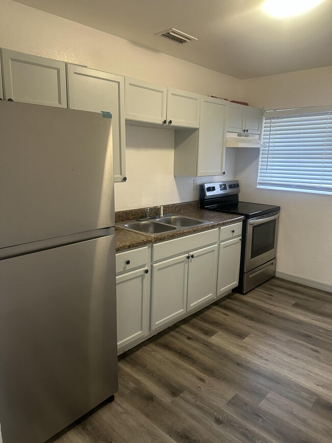 Photo - 555 W 6th St