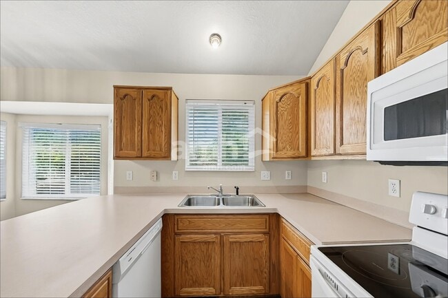 1384 Fowler Ave