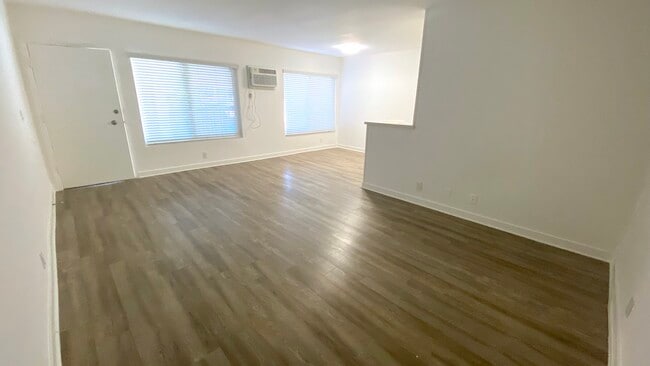 1 + 1 - 310 S Sherbourne Dr