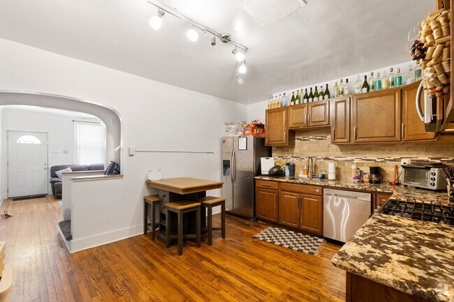 Building Photo - Beautiful brick home in heart of south sid...