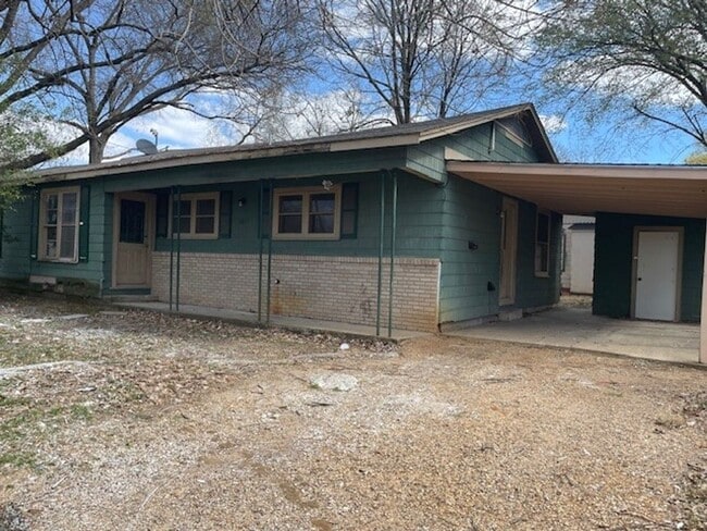 Building Photo - 1415 Hackberry Ave