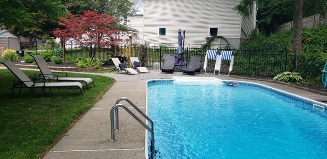 Photo - 32 W Circular St