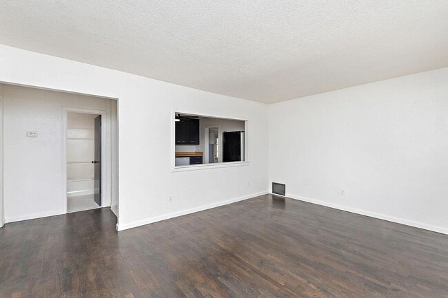 Photo - 5400 NE 49th St