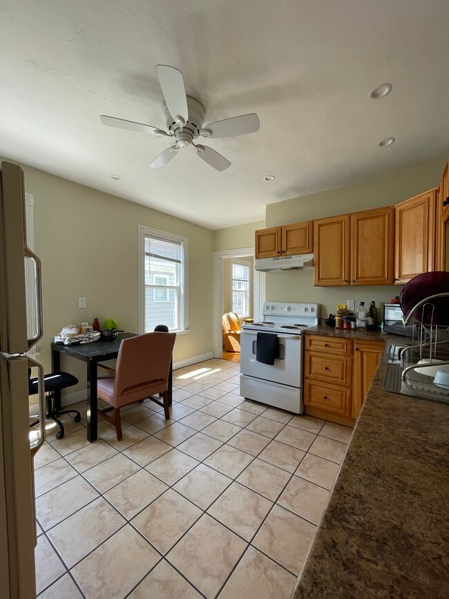 Building Photo - 33 Rich St Unit 33-1 Rental