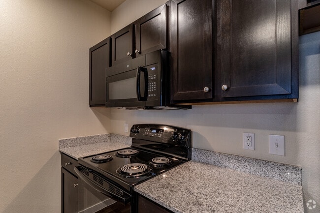 2BR, 2BA - 918SF