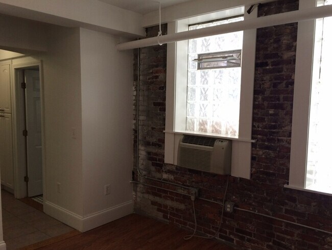Images are representative samples of the advertised unit. Actual units shown during tours may differ