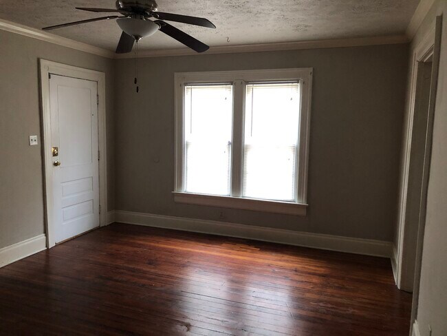 Photo - 3111 E 5th St