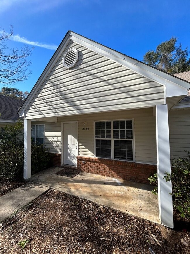 Building Photo - 2 bed/2 bath with new paint and flooring! Pets are welcome!