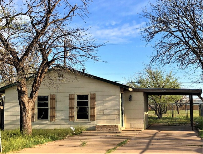 Building Photo - Adorable Home Located Down the Street from Alderson Elementary!