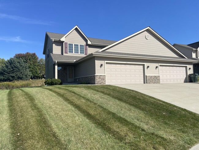 Building Photo - 2635 Parkfield Dr